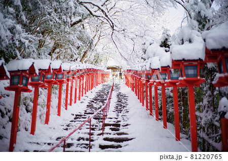 雪積もる貴船神社 81220765