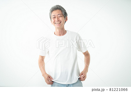 ミドル男性　驚く　笑う　 81221066