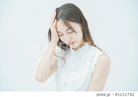 ストレスを抱えた表情をする若い女性 ストレスを抱えた表情をする若い女性 81221782