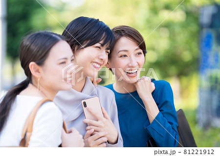 ビジネスウーマン　女子会　 81221912