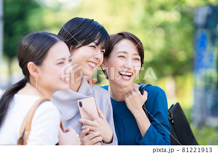 ビジネスウーマン　女子会　 81221913
