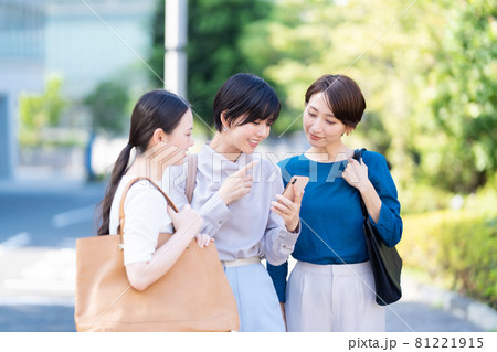 ビジネスウーマン　女子会　 81221915