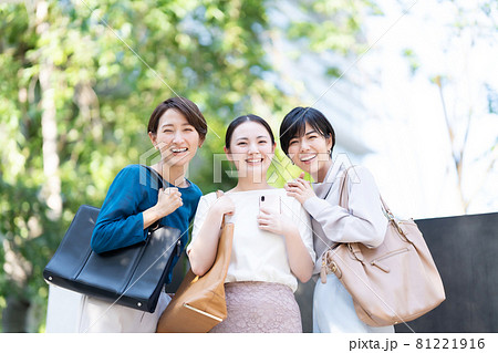 ビジネスウーマン　女子会　 81221916