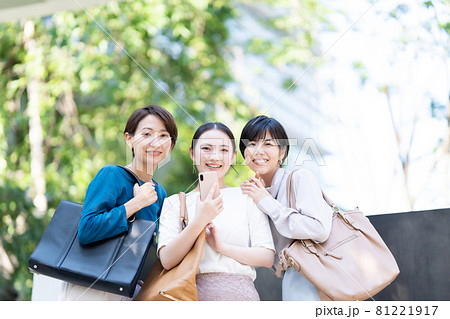 ビジネスウーマン　女子会　 81221917