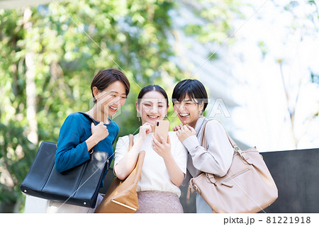 ビジネスウーマン　女子会　 81221918