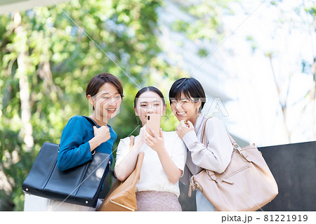 ビジネスウーマン　女子会　 81221919