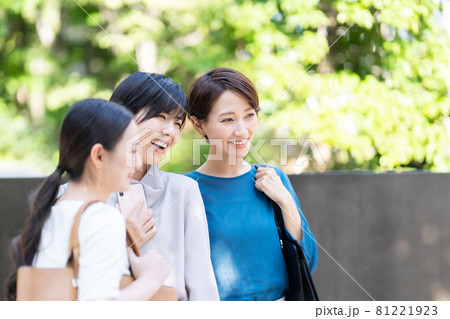 ビジネスウーマン　女子会　 81221923