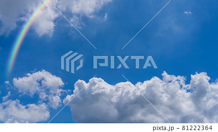 夏の雲の美しい空と虹の背景の写真素材