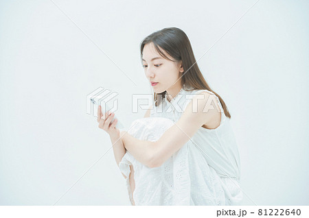 嫌な感情でスマートフォンを見る女性 81222640