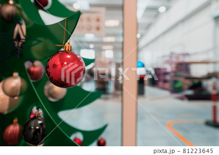Christmas tree with a garland in the office. 81223645