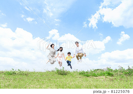 家族でジャンプ 家族でジャンプ 81225076