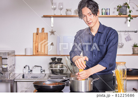 パスタを茹でるエプロン姿の若い男性　料理男子イメージ 81225686