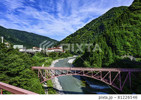 夏の黒部渓谷、トロッコ電車から望む宇奈月温泉 81226546
