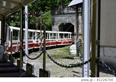 トンネルへ入る黒部渓谷トロッコ電車 トンネルへ入る黒部渓谷トロッコ電車 81226700