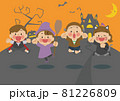 魔女の城でハロウィンの仮装をしてジャンプする子供たち 81226809