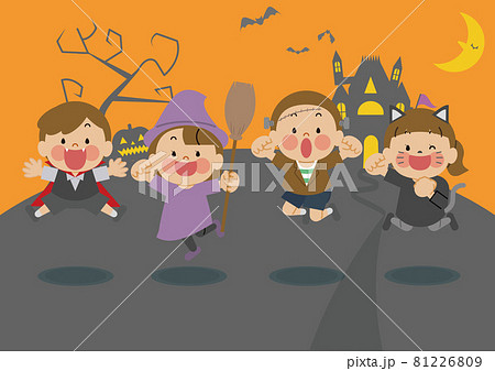 魔女の城でハロウィンの仮装をしてジャンプする子供たち 81226809