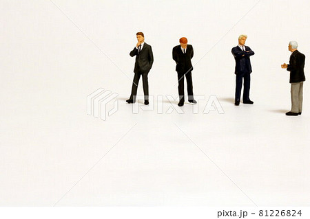 何かを言おうとする人と考え込む人 speaking man & considering men 何かを言おうとする人と考え込む人 speaking man & considering men 81226824