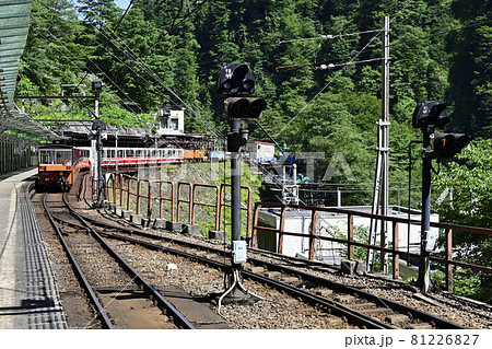 夏の黒部渓谷、欅平駅のトロッコ電車 81226827