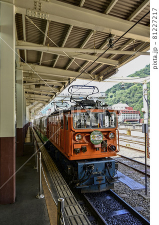 宇奈月駅に停車中のトロッコ電車 81227217