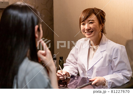 診察する女性医師（タブレットPC） 81227670