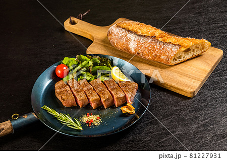高級グリルステーキ Thick cut luxury fresh beef steak 81227931