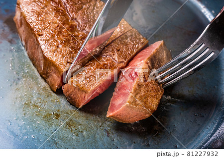 高級グリルステーキ Thick cut luxury fresh beef steak 高級グリルステーキ Thick cut luxury fresh beef steak 81227932