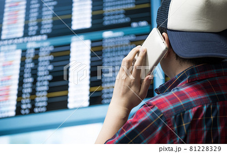 飛行機で旅行する男性 81228329