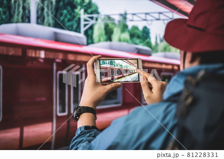 電車で出かける男性 81228331