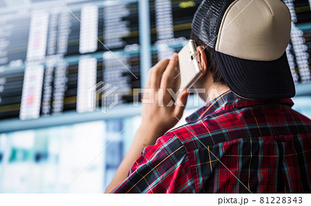 飛行機で旅行する男性 81228343