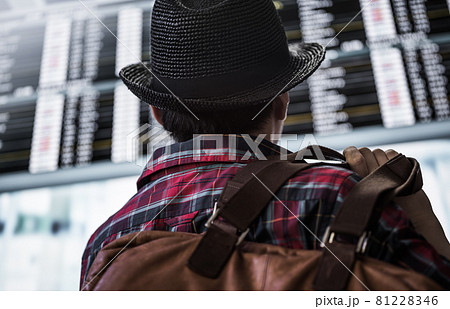 飛行機で旅行する男性 81228346