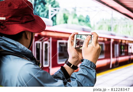 電車で出かける男性 81228347