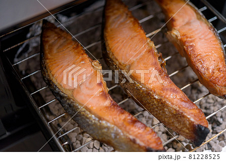 焼き鮭 81228525