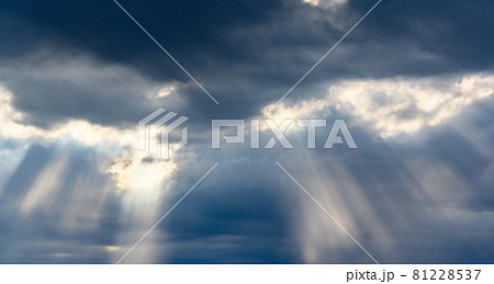 光の差し込む空 光の差し込む空 81228537