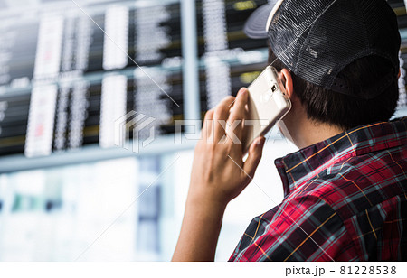 飛行機で旅行する男性 81228538