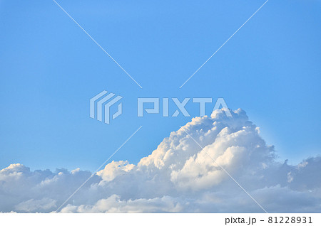 空に浮かぶ雪山の様・入道雲 81228931