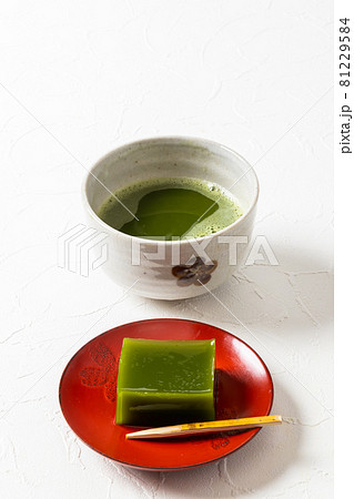 抹茶の和スイーツ　traditional Japanese Sweet taste desert 81229584