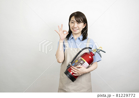 消火器を持ってオーケーサインをする女性 81229772