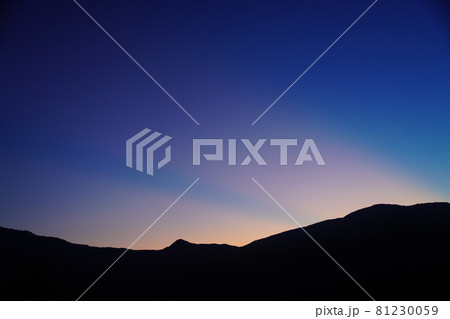 土佐白髪山系にオレンジ色に光る夕景 土佐白髪山系にオレンジ色に光る夕景 81230059