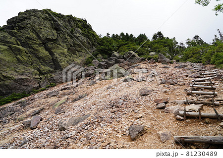 長野県 志賀高原 大沼池から赤石山ハイキング 赤石山山頂付近の登山道とガレ場 長野県 志賀高原 大沼池から赤石山ハイキング 赤石山山頂付近の登山道とガレ場 81230489