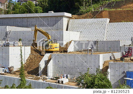 傾斜地にある宅地造成の工事現場 傾斜地にある宅地造成の工事現場 81230525