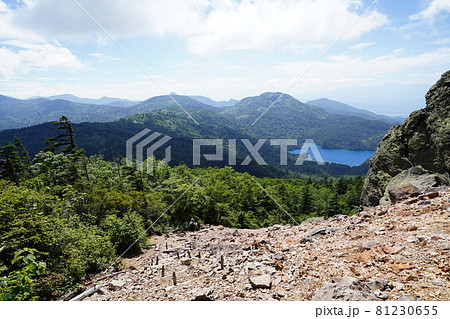 長野県 志賀高原 大沼池から赤石山ハイキング 赤石山山頂付近のガレ場から大沼池を見る 長野県 志賀高原 大沼池から赤石山ハイキング 赤石山山頂付近のガレ場から大沼池を見る 81230655