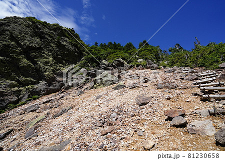 長野県　志賀高原　大沼池から赤石山ハイキング　赤石山山頂付近のガレ場 81230658