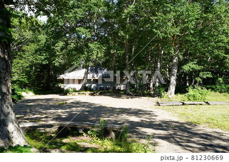 長野県 志賀高原 大沼池から赤石山ハイキング 登山口付近の休憩所 長野県 志賀高原 大沼池から赤石山ハイキング 登山口付近の休憩所 81230669