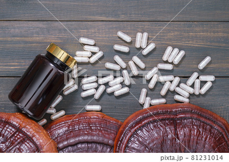 Ganoderma lucidum mushroom and capsule with bottle mockup 81231014
