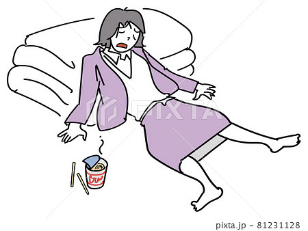 気力が尽きてだらける女性 気力が尽きてだらける女性 81231128