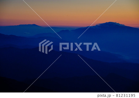 高山植物が咲き誇り、美しい稜線と雪渓が織りなす雄大な山岳風景が魅力の名峰、大朝日岳（朝日連峰） 81231195