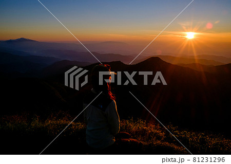 高山植物が咲き誇り、美しい稜線と雪渓が織りなす雄大な山岳風景が魅力の名峰、大朝日岳(朝日連峰) 高山植物が咲き誇り、美しい稜線と雪渓が織りなす雄大な山岳風景が魅力の名峰、大朝日岳(朝日連峰) 81231296