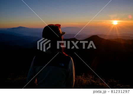 高山植物が咲き誇り、美しい稜線と雪渓が織りなす雄大な山岳風景が魅力の名峰、大朝日岳（朝日連峰） 81231297