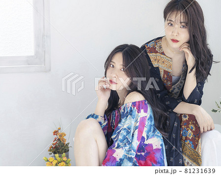 女性二人のポートレート ファッションイメージ 女性二人のポートレート ファッションイメージ 81231639
