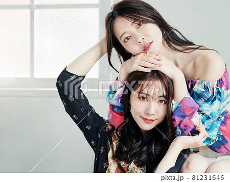 女性二人のポートレート ファッションイメージの写真素材 [81231646 